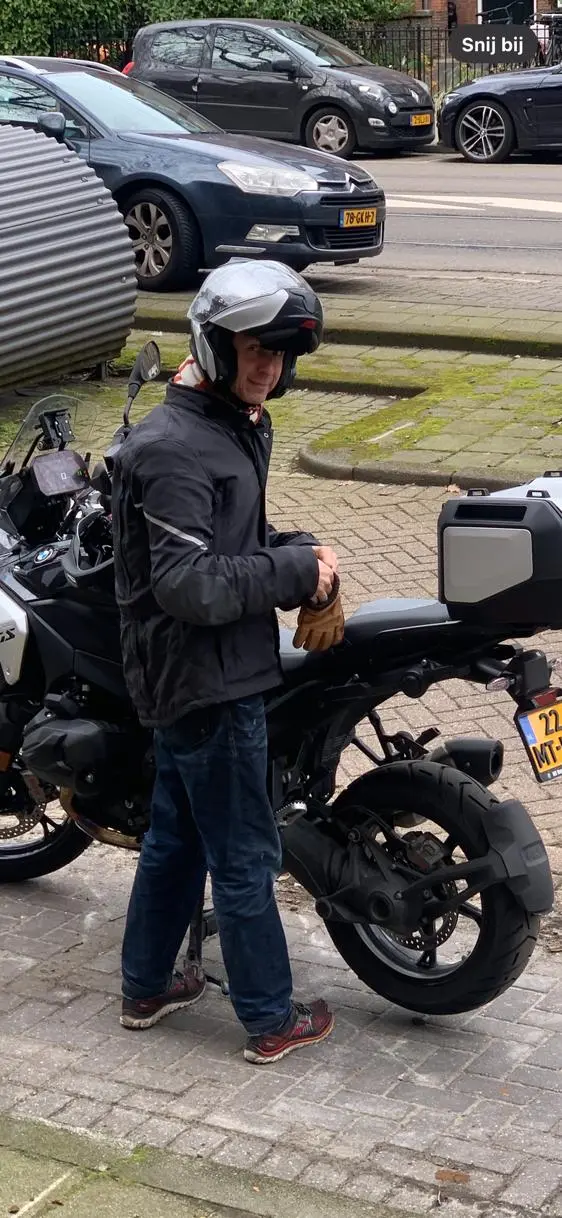 Raymond in motorkleding bij zijn motor