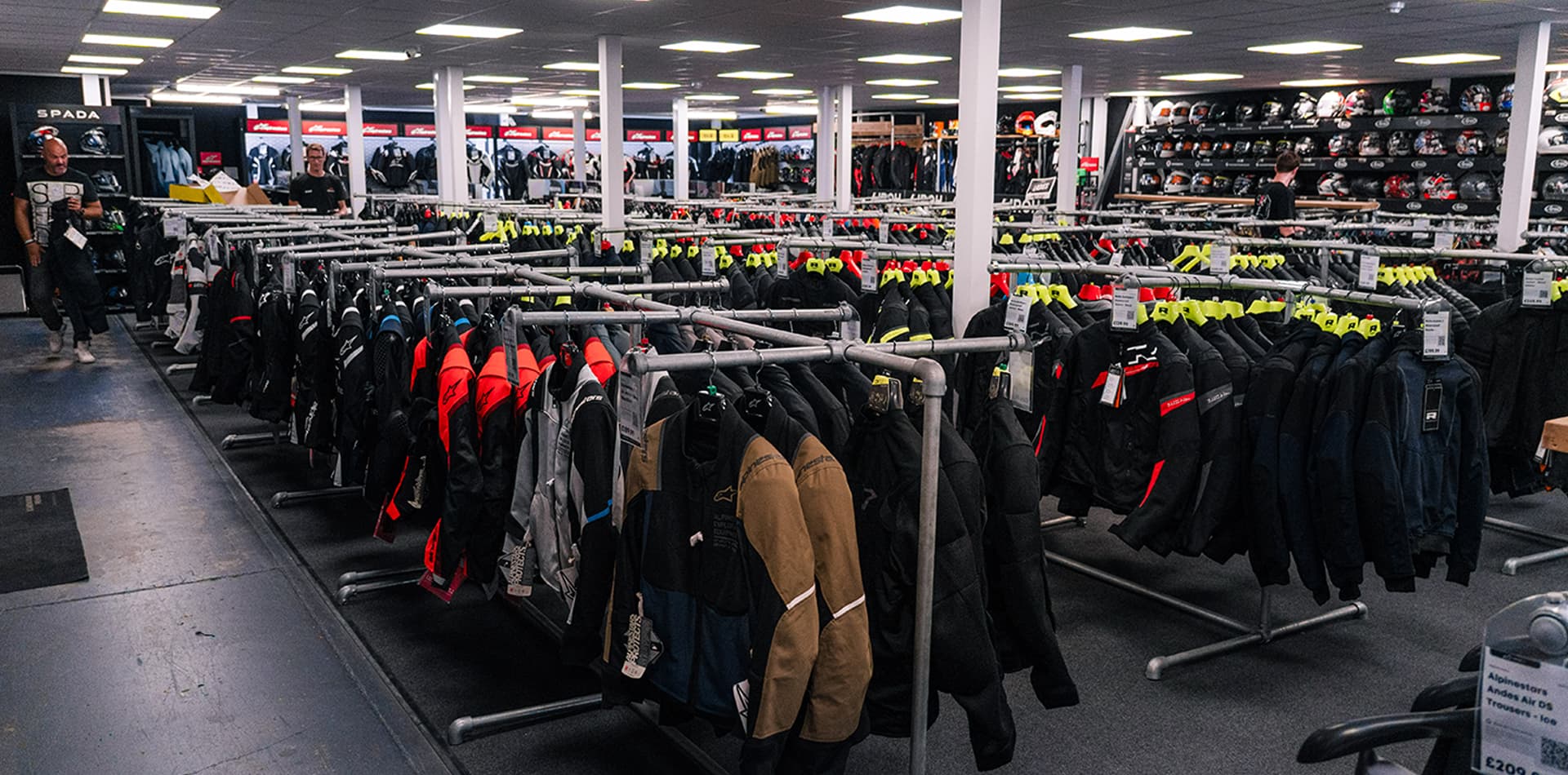 Rekken vol motorkleding in een motorzaak