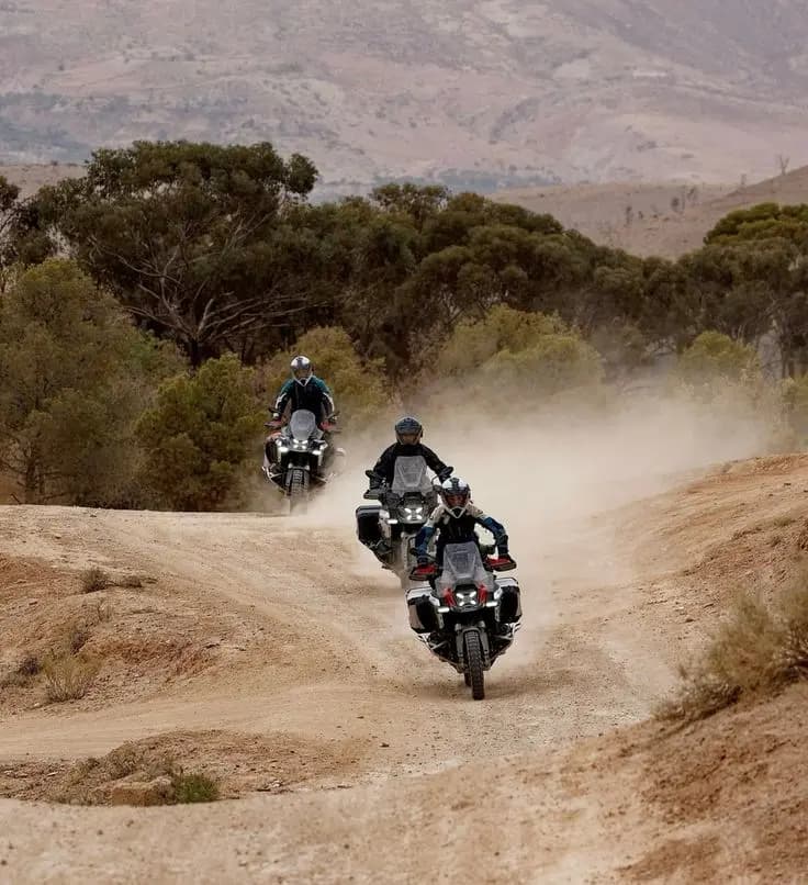 Adventure motorrijder in landschap – KLIM en Wunderlich dealer ABG Shop